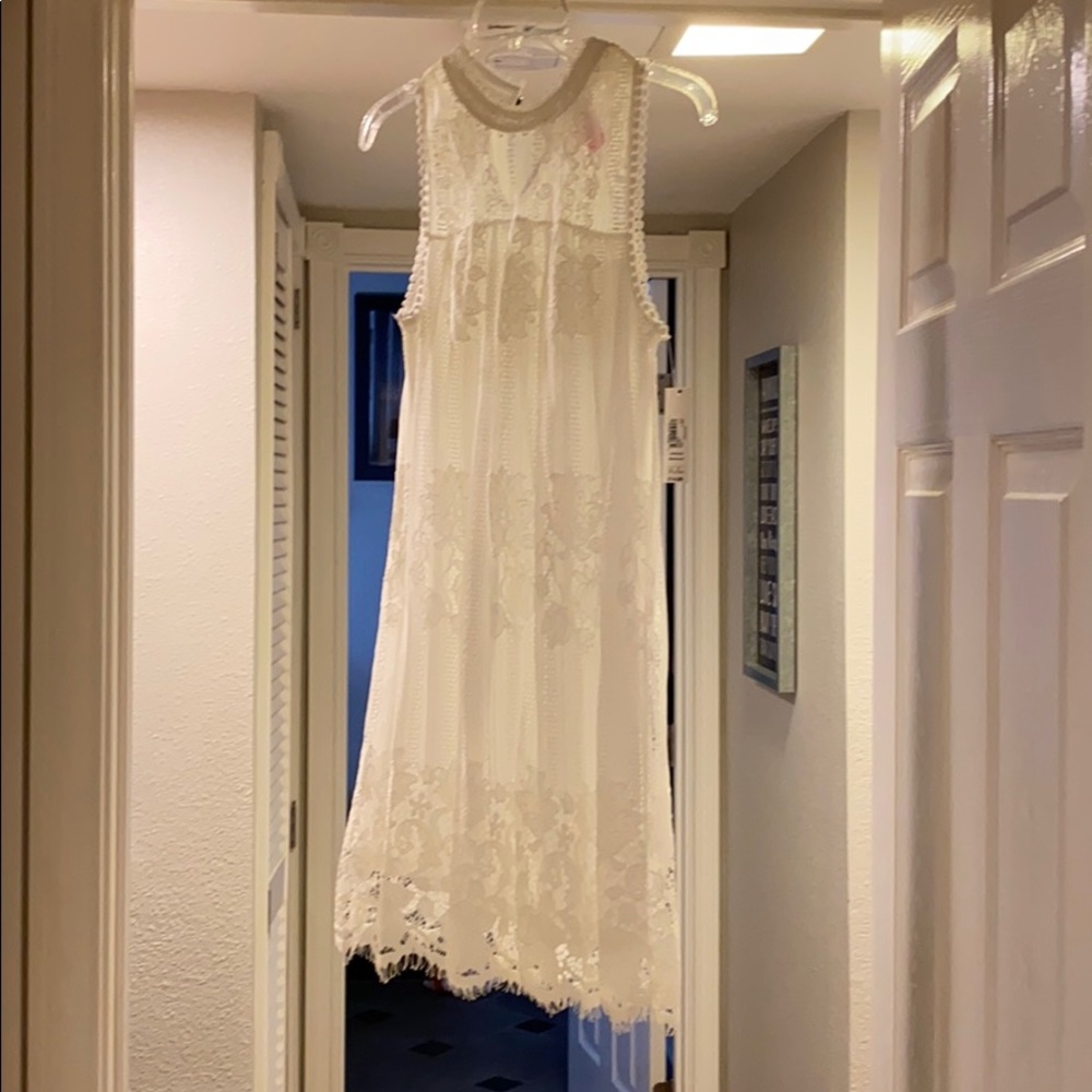 White lace sleeveless short dress